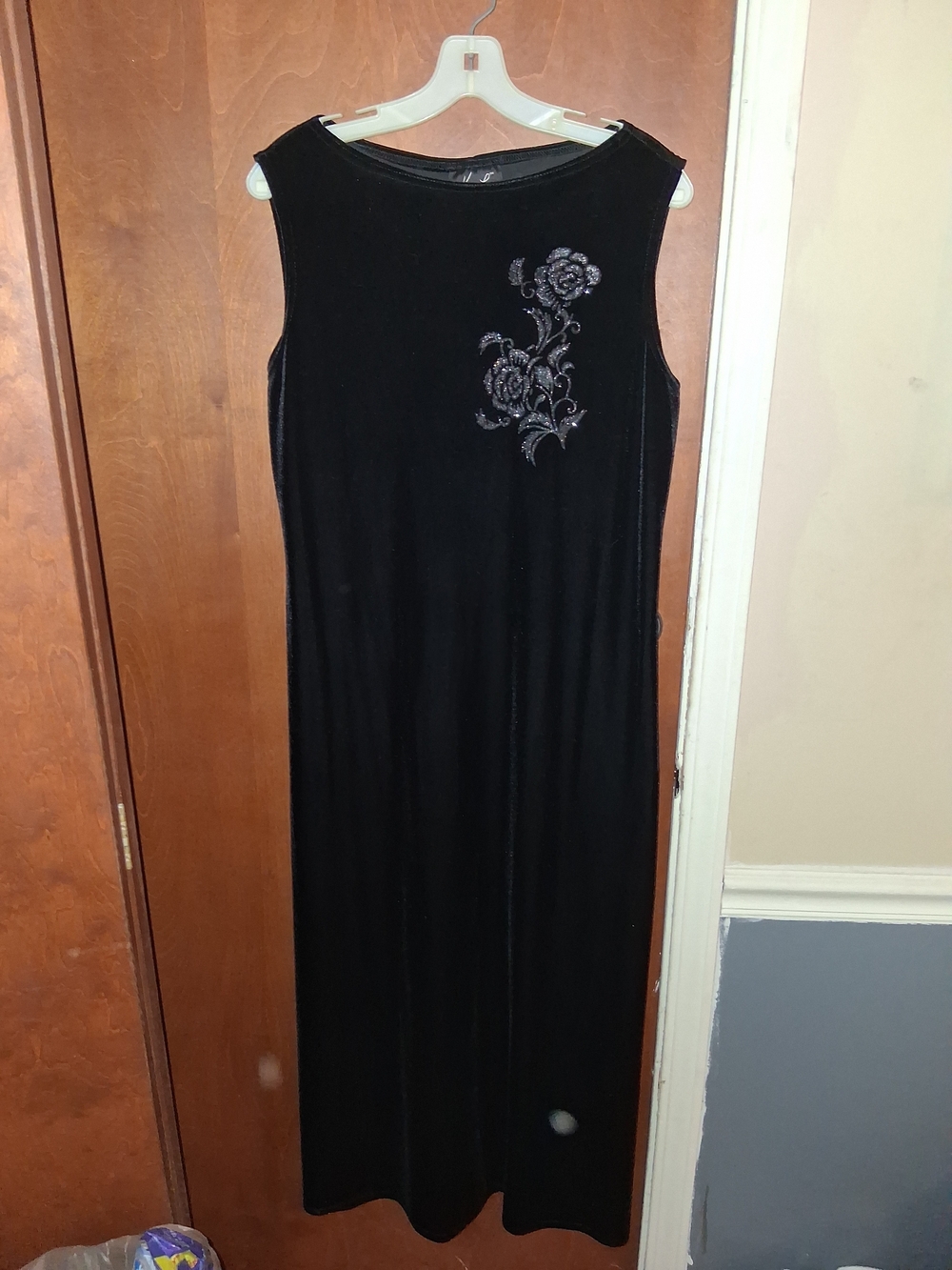 Kathie Lee Collection Black Sleeveless Velvet Maxi Dress with Floral Embroidery